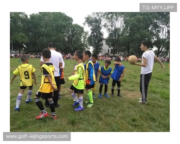 红衣球星引领足球风潮 逐梦赛场铸就传奇荣耀